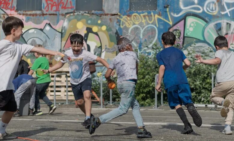 Lüttville e.V. eröffnet neuen Kultur- und Bildungsort in Wilhelmsburg – Treffpunkt für Kinder, Jugendliche und Familien 6 Kinder spielen im Freien.