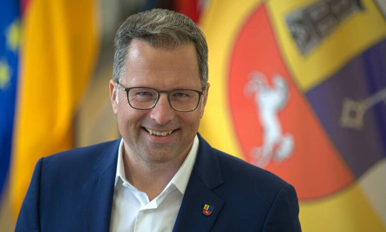 Bürgernah vor Ort: Landrat Kai Seefried lädt am 30. Oktober zur Sprechstunde nach Harsefeld 1 Mann in Anzug vor Flaggen