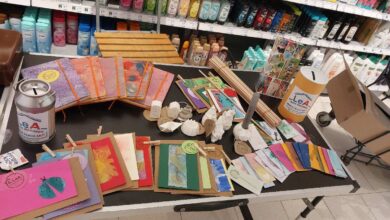 Bunte Kunsthandwerke auf einem Tisch
