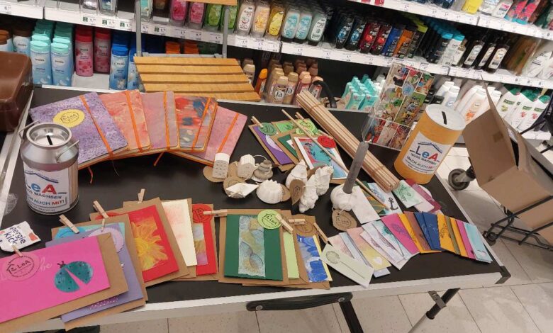 Bunte Kunsthandwerke auf einem Tisch