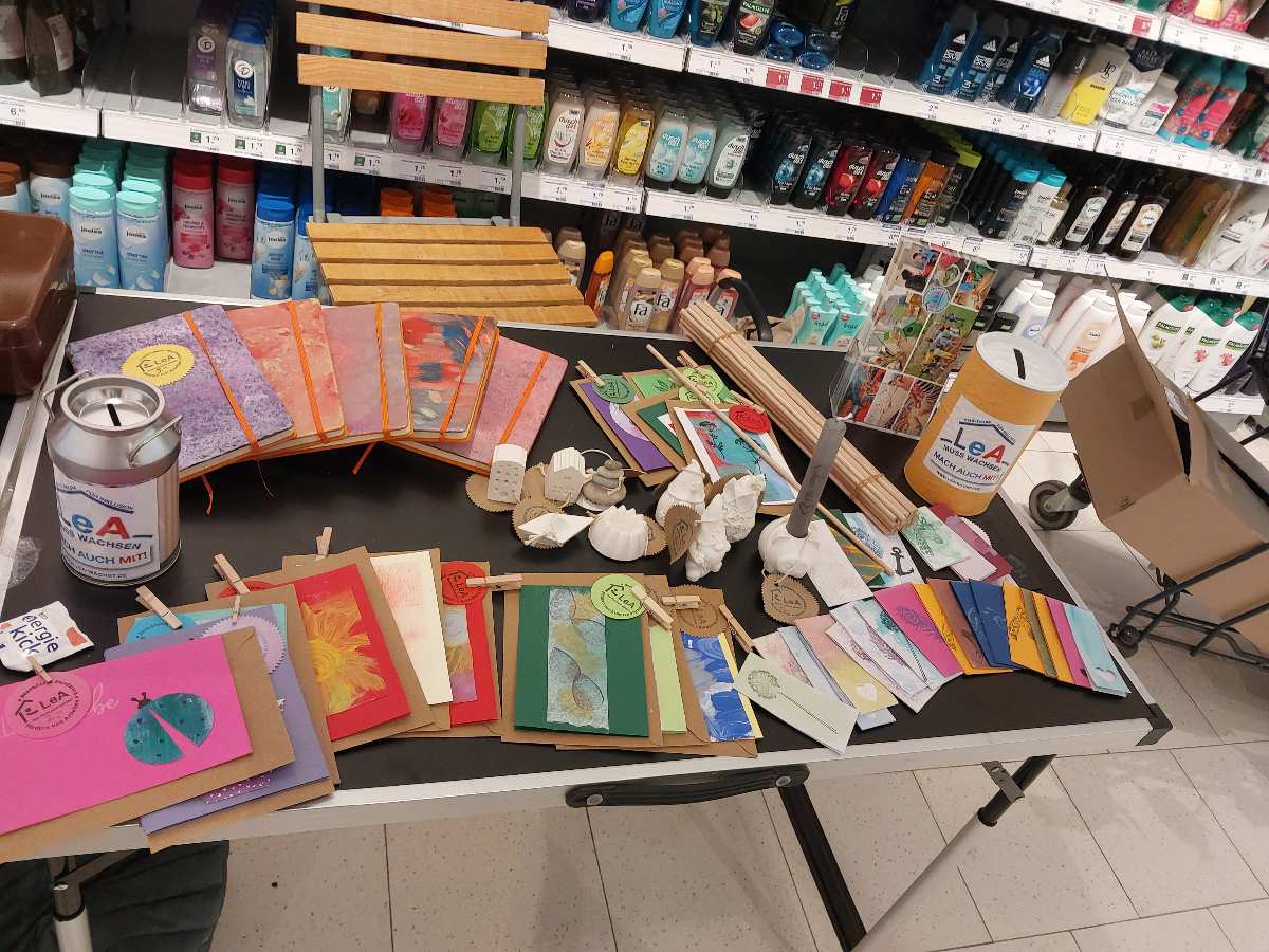 Bunte Kunsthandwerke auf einem Tisch