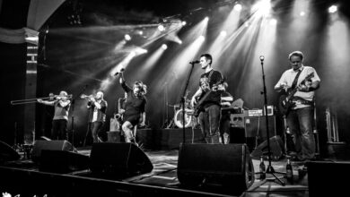 Band spielt auf einer Bühne.