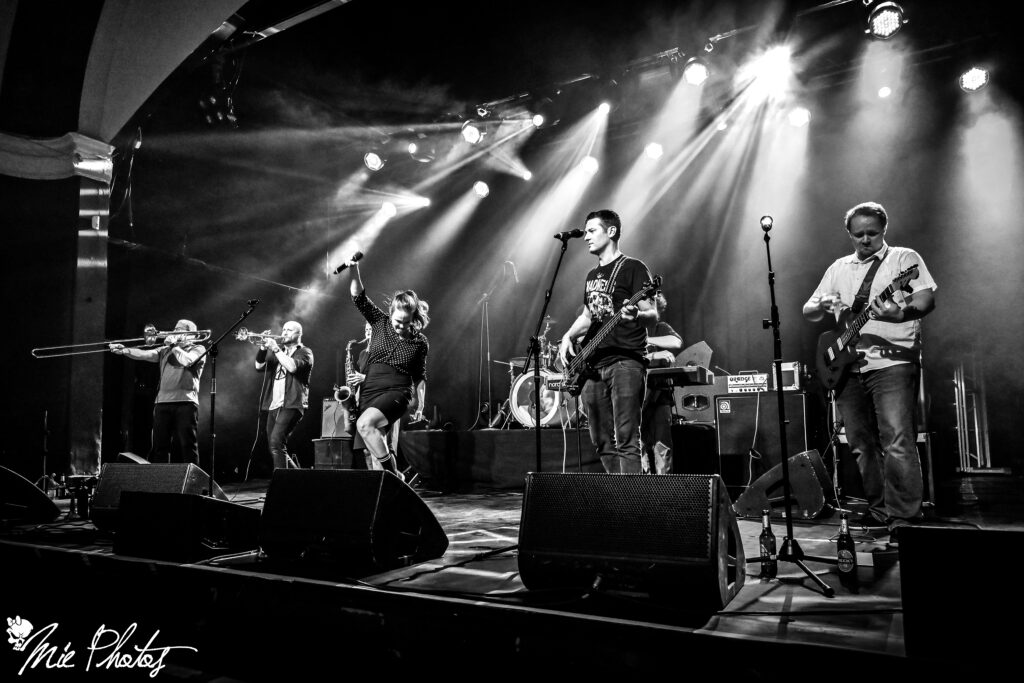 Band spielt auf einer Bühne.