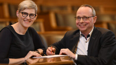 Zwei Personen diskutieren in der Sitzung.