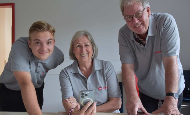 Johanniter laden zur kostenlosen Handysprechstunde für Senioren in Meckelfeld ein 9 Drei Personen mit einem Smartphone.