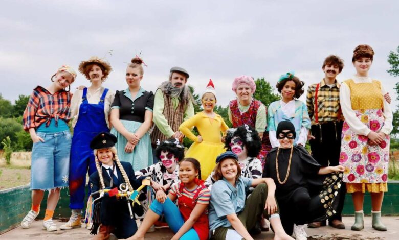 Weihnachtsmärchen mit Herz und Humor: „Michel in der Suppenschüssel“ 5 Gruppe von Menschen in bunten Kostümen.