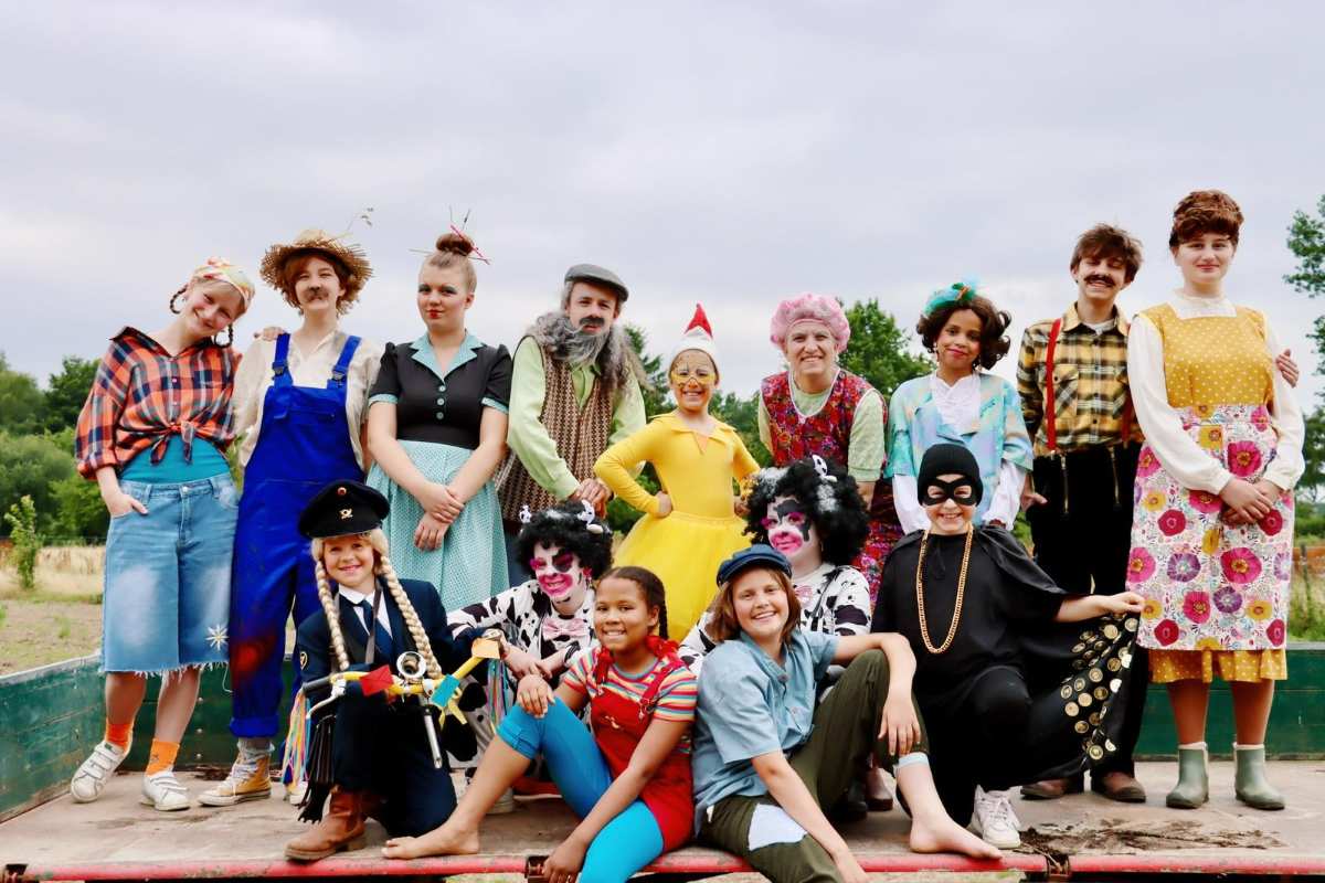 Gruppe von Menschen in bunten Kostümen.