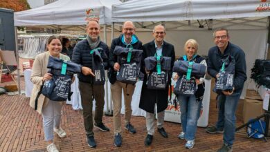 Gruppe mit Geschenken vor Stand
