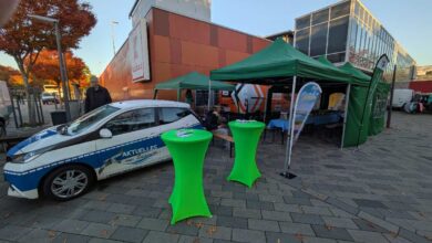 Grünes Zelt und Auto auf Platz