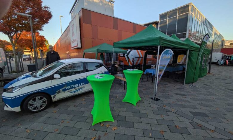 Wochenmarkt Neugraben als sozialer Treffpunkt: Politik, Marktmeister und Redaktion im Austausch 2 Grünes Zelt und Auto auf Platz