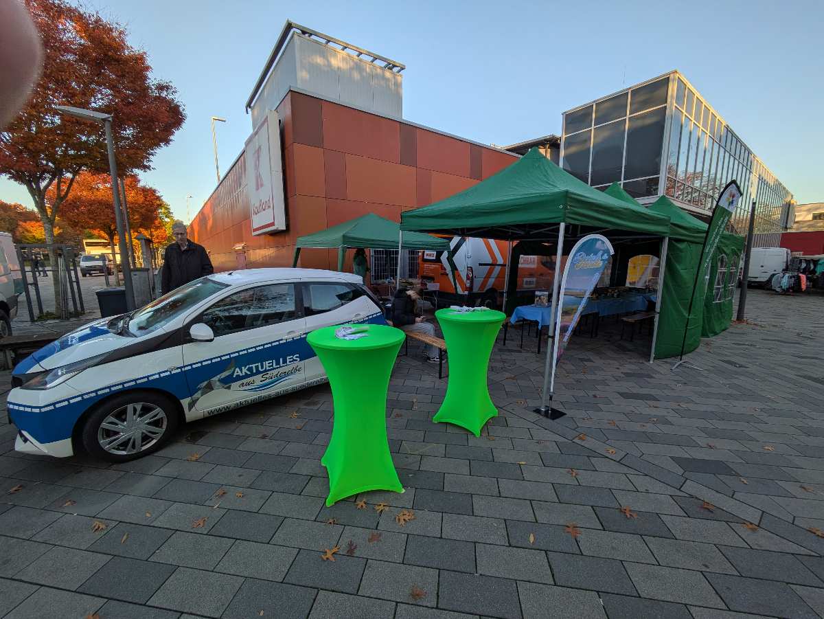 Grünes Zelt und Auto auf Platz