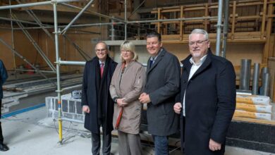 Bürgerhaus Harburg wird modernisiert – 7,6 Millionen Euro für zukunftsfähigen Kultur- und Begegnungsort 4 Gruppenfoto auf Baustelle, Bauarbeiten.