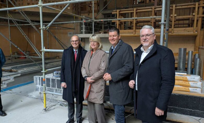 Bürgerhaus Harburg wird modernisiert – 7,6 Millionen Euro für zukunftsfähigen Kultur- und Begegnungsort 11 Gruppenfoto auf Baustelle, Bauarbeiten.