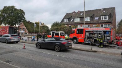 Dachstuhlbrand in Neugraben-Fischbek: Zwei Personen gerettet – Feuerwehr verhindert Ausbreitung des Feuers 1 Feuerwehr im Einsatz, Straßenblockade.