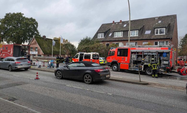 Dachstuhlbrand in Neugraben-Fischbek: Zwei Personen gerettet – Feuerwehr verhindert Ausbreitung des Feuers 9 Feuerwehr im Einsatz, Straßenblockade.