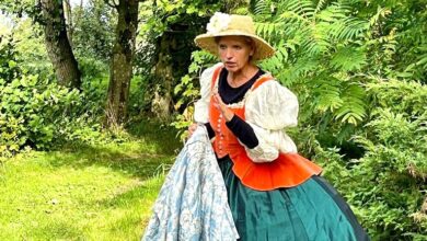 Frau in historischer Kleidung im Freien