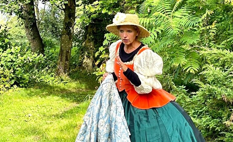 Zauberhaftes Märchentheater im JoLa: „Die Bienenkönigin“ verzaubert Kinder am 21. Oktober 6 Frau in historischer Kleidung im Freien