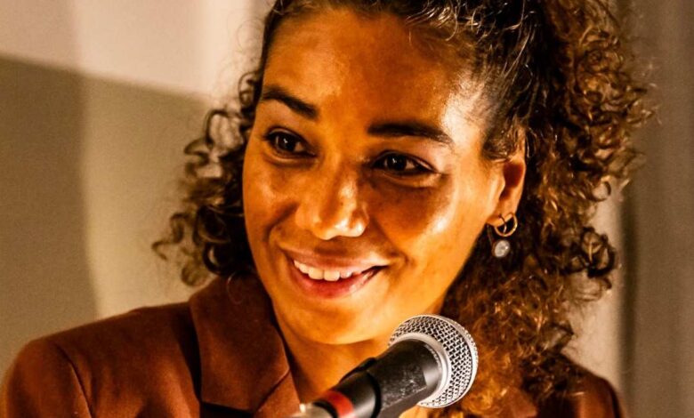 Sprache bewusst nutzen: Workshop „Sprache der Vielfalt“ im Kulturhaus Süderelbe 7 Frau spricht am Mikrofon.