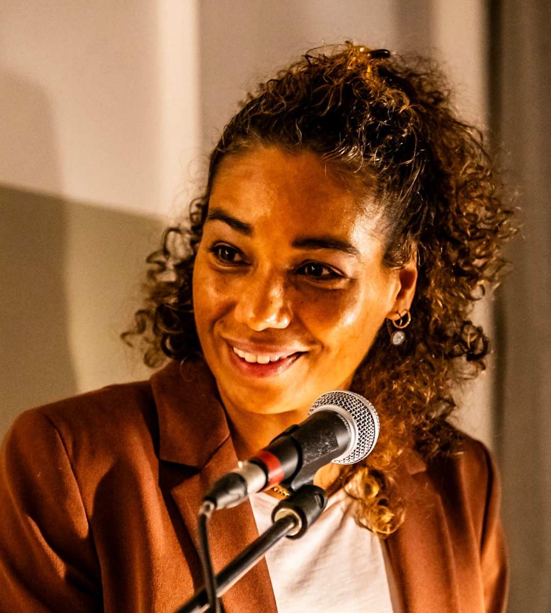 Frau spricht am Mikrofon.