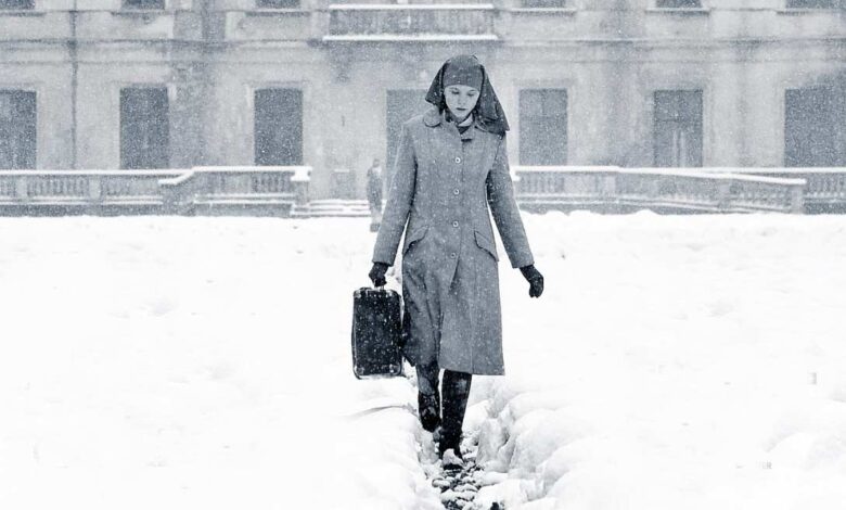Oscarprämiertes Drama „Ida“ im Kulturhaus Süderelbe – bewegender Filmabend 9 Frau im Schnee mit Aktentasche.