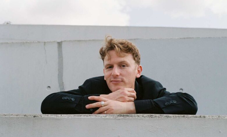 Chansonabend im Kulturhaus Süderelbe: Kurt Kuhfeld singt von der Liebe in all ihren Facetten 11 Junger Mann lehnt an Wand.