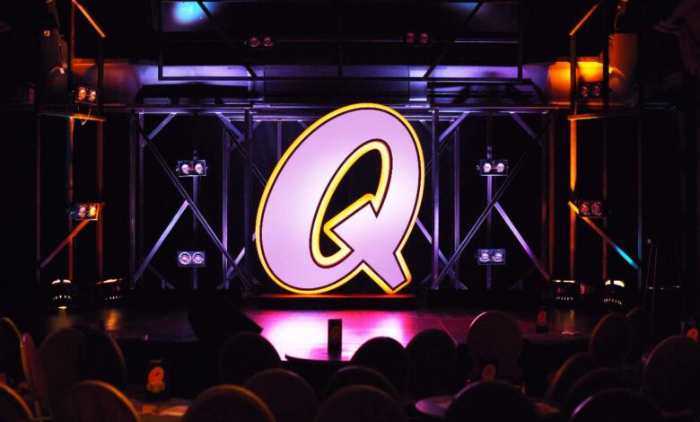 Bühne mit leuchtendem Q-Symbol