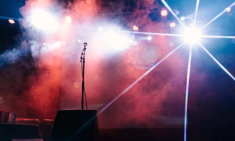 Wortkunst mit Gefühl: Poetry Slam Workshop im STADEUM zeigt, wie starke Texte entstehen 8 Bühne mit Mikrofon und Nebel