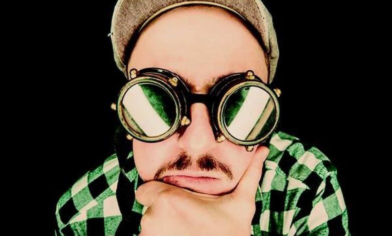 Geschichte zum Lachen: Stefan Danziger bringt „Mittel und Wege“ ins Kulturhaus Süderelbe 5 Mann mit kariertem Hemd und Hut.
