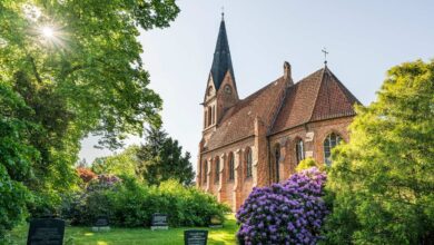Schöne Kirche umgeben von Blumen.