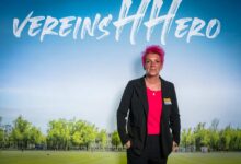 Frau mit pinken Haaren, Anzug