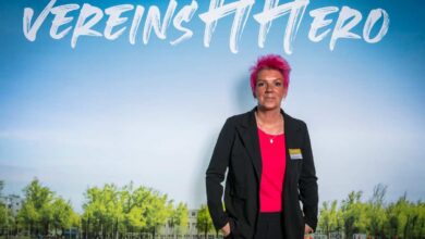Frau mit pinken Haaren, Anzug