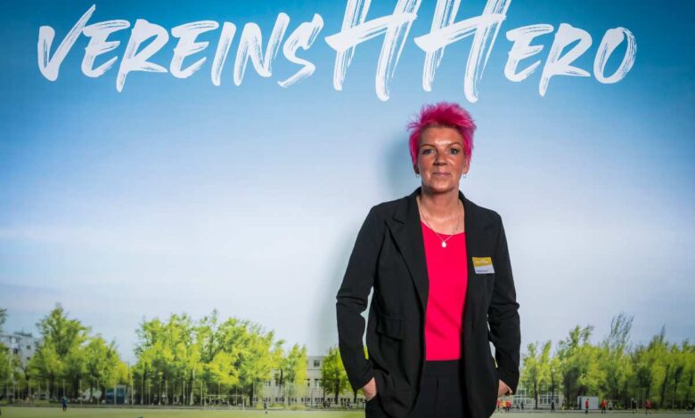 Herzblut für den Verein: Yvonne Petrich wird als „VereinsHero 2025“ für ihr außergewöhnliches Engagement geehrt 1 Frau mit pinken Haaren, Anzug