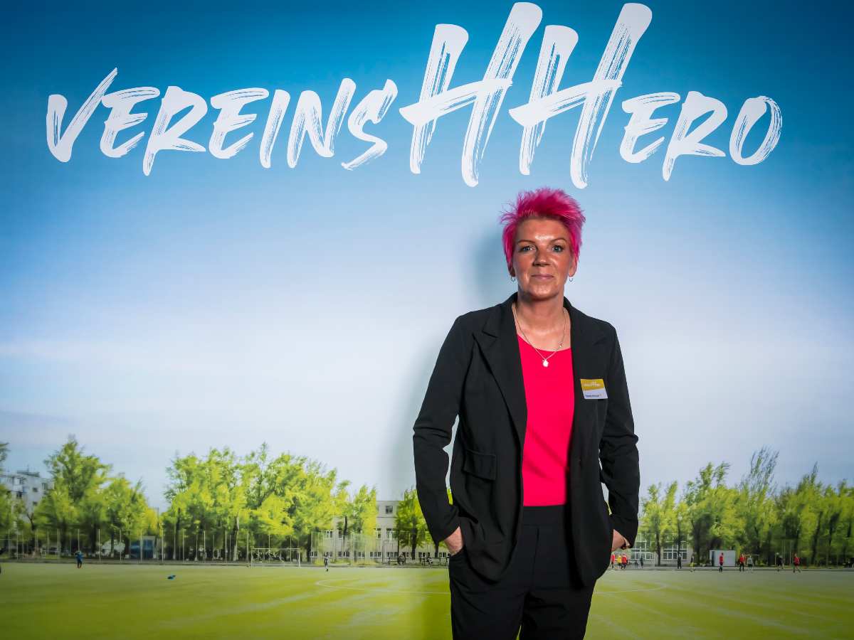 Frau mit pinken Haaren, Anzug