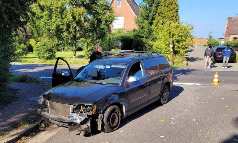 Schwarzer Passat nach einem Unfall