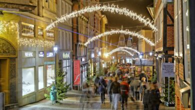 Beleuchtete Straße mit Weihnachtsmarktbesuchern