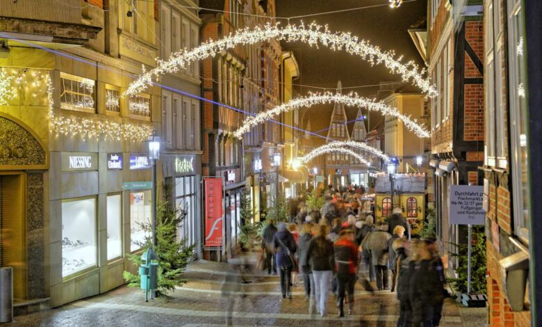 Beleuchtete Straße mit Weihnachtsmarktbesuchern