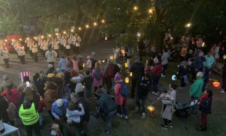 Laternenumzug in Fischbek: TV Fischbek lädt zum geselligen Abend ein 11 Menschen feiern mit Laternen und Musik.