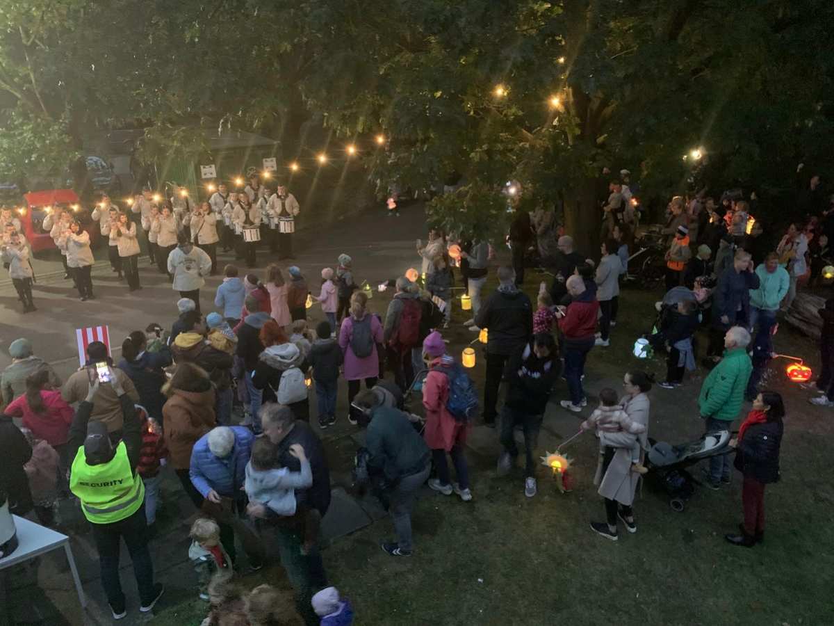 Menschen feiern mit Laternen und Musik.