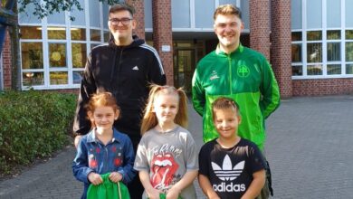 Gruppenfoto mit Schulstartbeuteln.