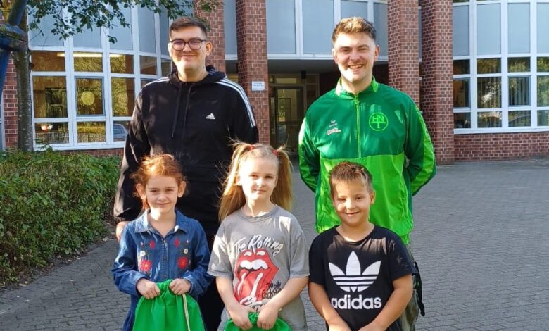 Hausbruch-Neugrabener Turnerschaft überrascht 248 Erstklässler mit prall gefüllten Schulstarterbeuteln 7 Gruppenfoto mit Schulstartbeuteln.