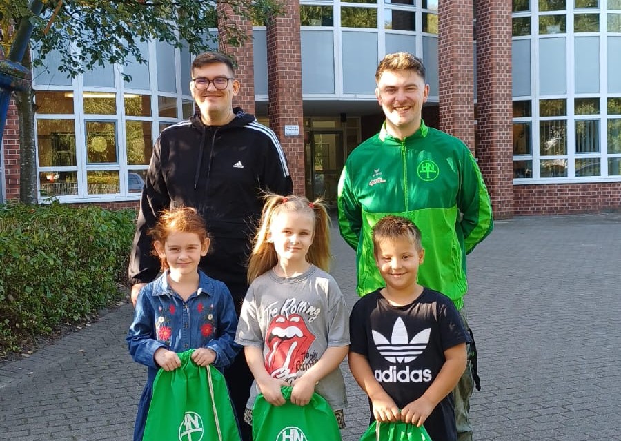 Gruppenfoto mit Schulstartbeuteln.
