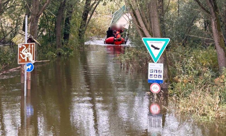 Überflutete Landschaft mit Rettungsboot