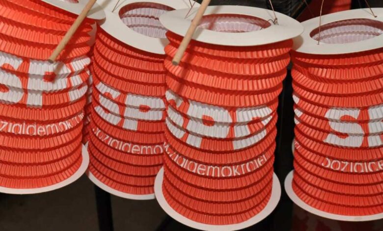 Lichterzauber in Eißendorf: SPD lädt am 6. November zum traditionellen Laternenumzug ein 2 Rote Laternen mit SPD-Logo