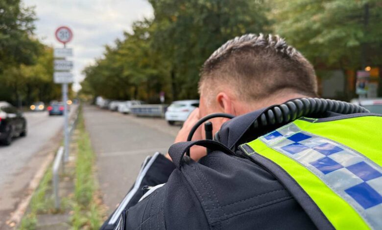 Polizist überwacht den Verkehr.