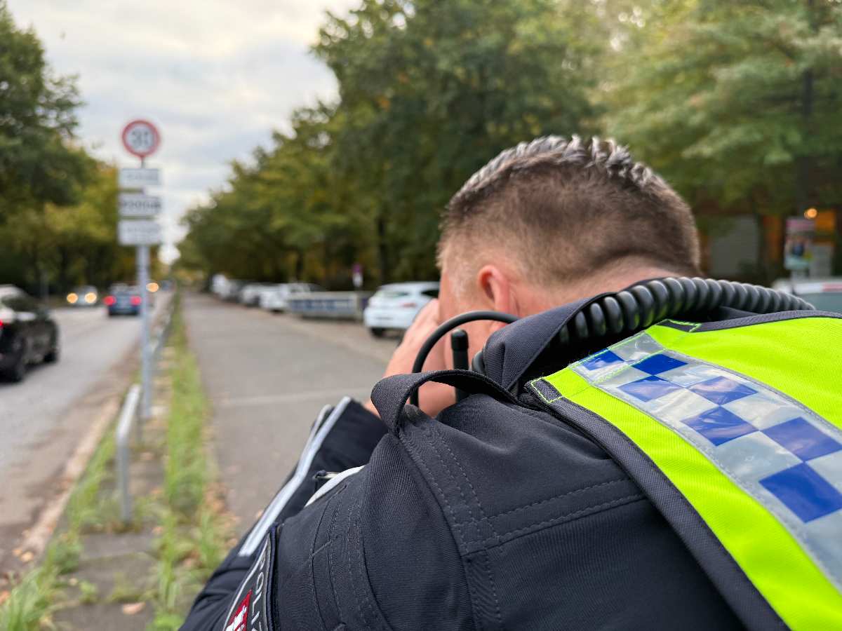 Polizist überwacht den Verkehr.