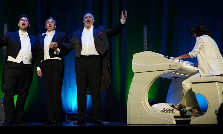 Drei Tenöre feiern eine Legende: Pavarotti-Hommage am 8. November auf der Halepaghen-Bühne 6 Opernsänger auf der Bühne, Klavier.