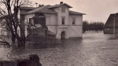 Überschwemmtes Haus in trüben Wasser