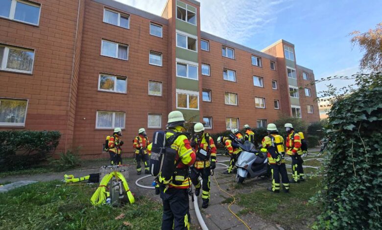 Großeinsatz in Maschen: Feuerwehr rettet elf Menschen und zwei Hunde aus brennendem Mehrfamilienhaus 6 Großeinsatz in Maschen: Feuerwehr rettet elf Menschen und zwei Hunde aus brennendem Mehrfamilienhaus
