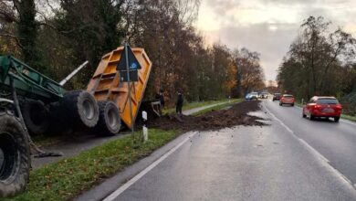 Umgestürzter Traktor auf der Straße