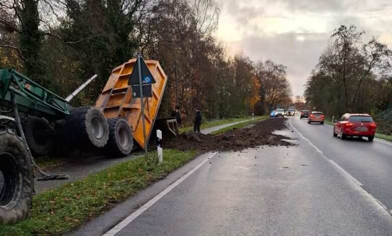 Umgestürzter Traktor auf der Straße